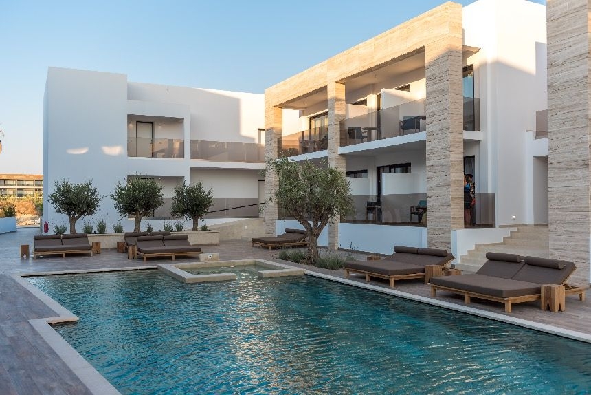 Ein paar Schwimmzüge vor dem Dinner