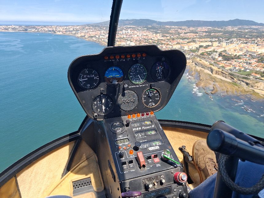 Helikopterflug über die küste von Lissabon