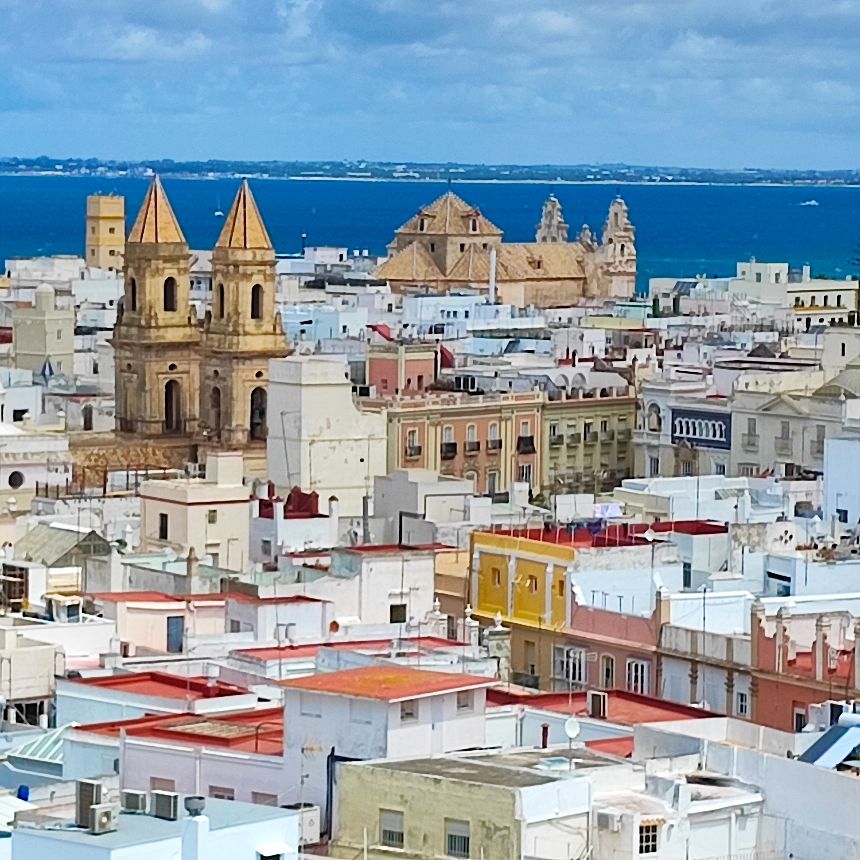 Blick von der Torre Tavira auf Cádiz, Spanien