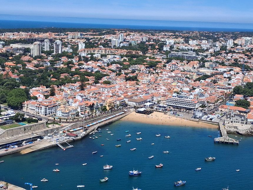 Helikopterflug über die küste von Lissabon