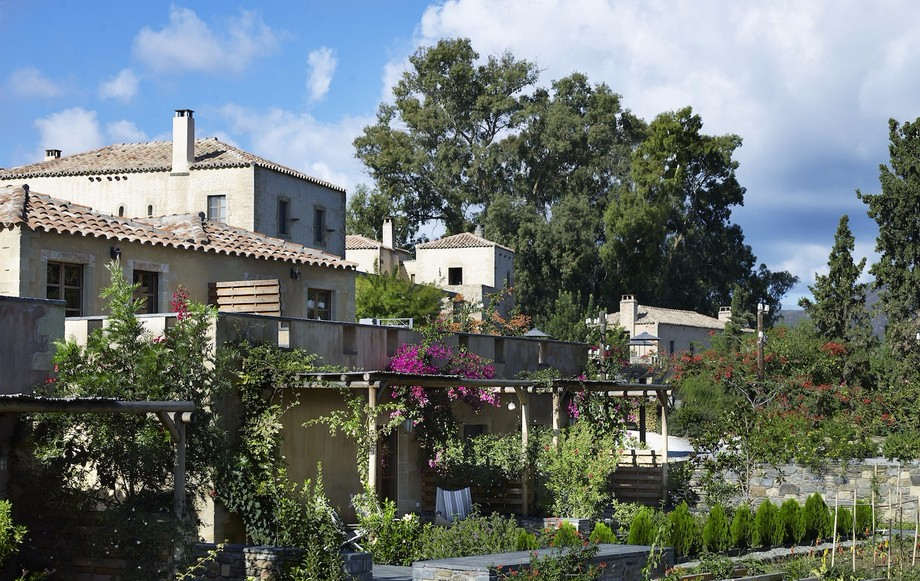 The main building in the midst of splendid nature (Photo: Kinsterna Hotel)
