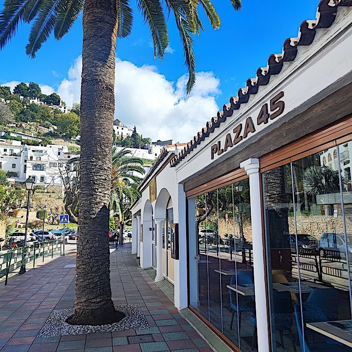 Plaza de las Tres Culturas in Frigiliana, Andalusien