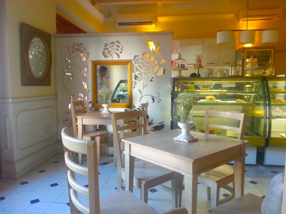 Café de las Novias - you can see a few of the delicious cakes...