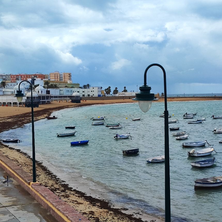 Strandpromenade in Cádiz, Spanien