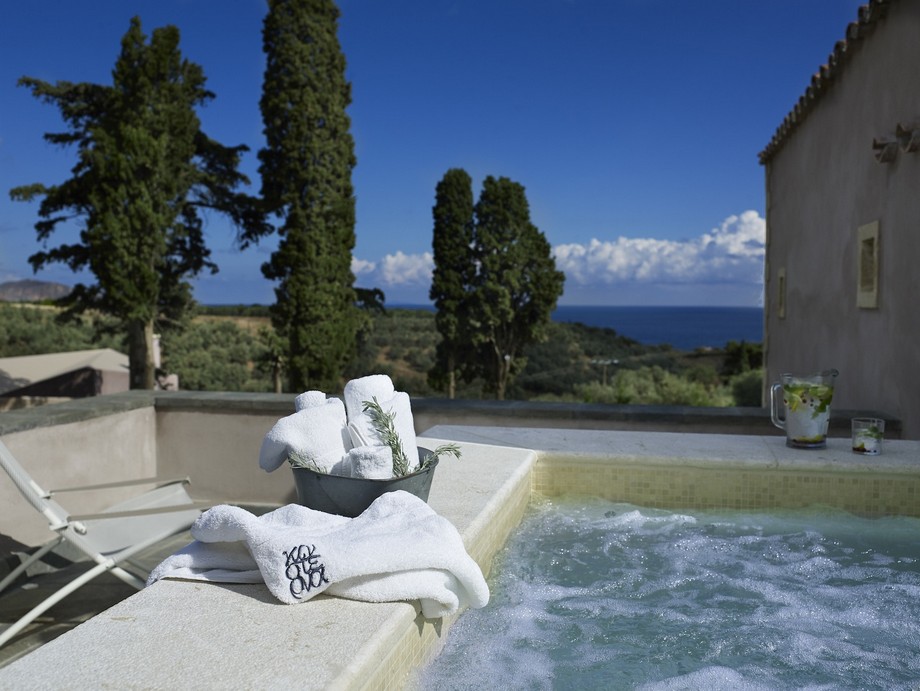 Outdoor jacuzzi with a view (Photo: Kinsterna Hotel)