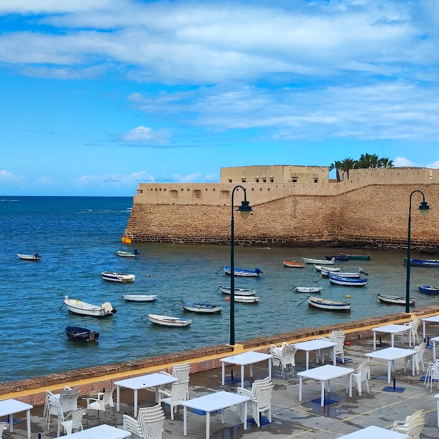 Blick auf die Festung Santa Catalina in Cádiz, Spanien
