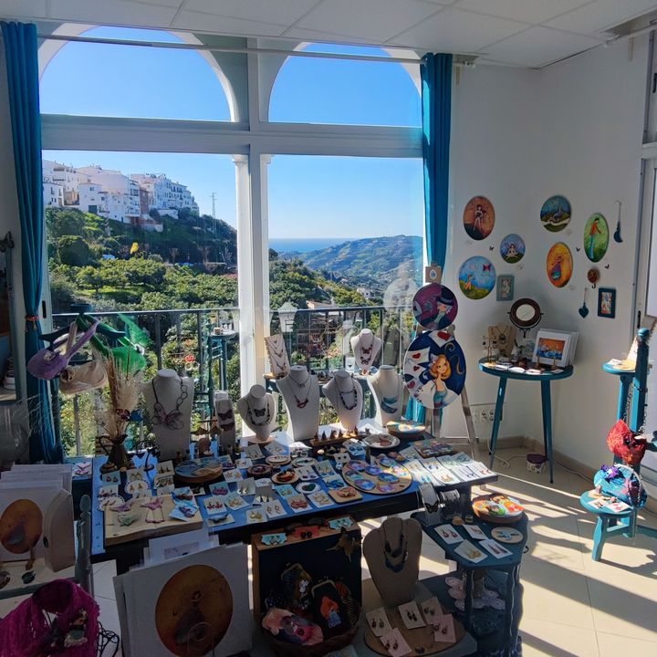 Kunstladen in Frigiliana in Andalusien, Spanien