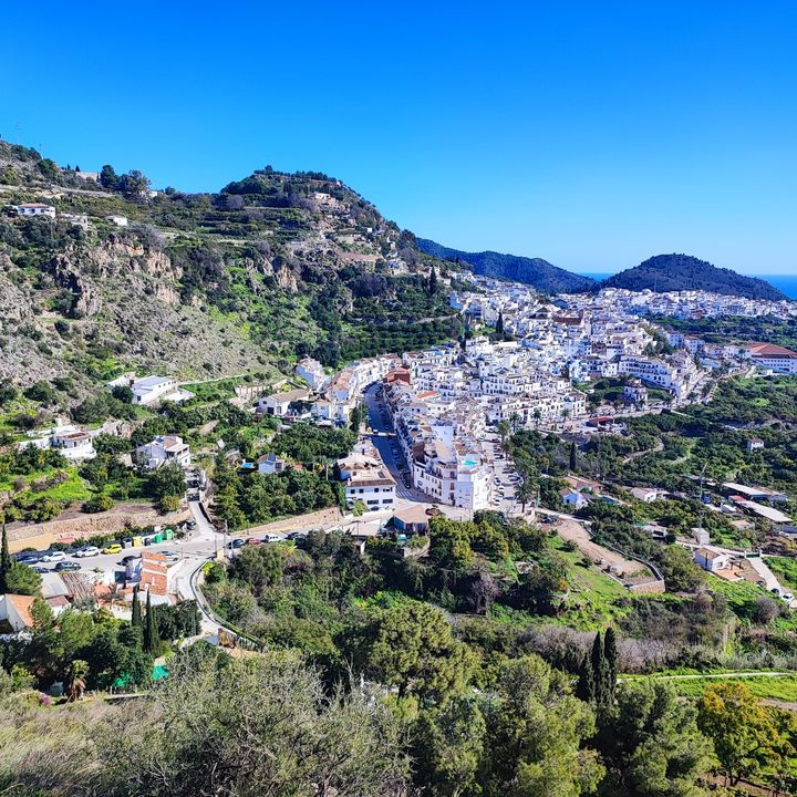 Blick auf Frigiliana in Andalusien, Spanien
